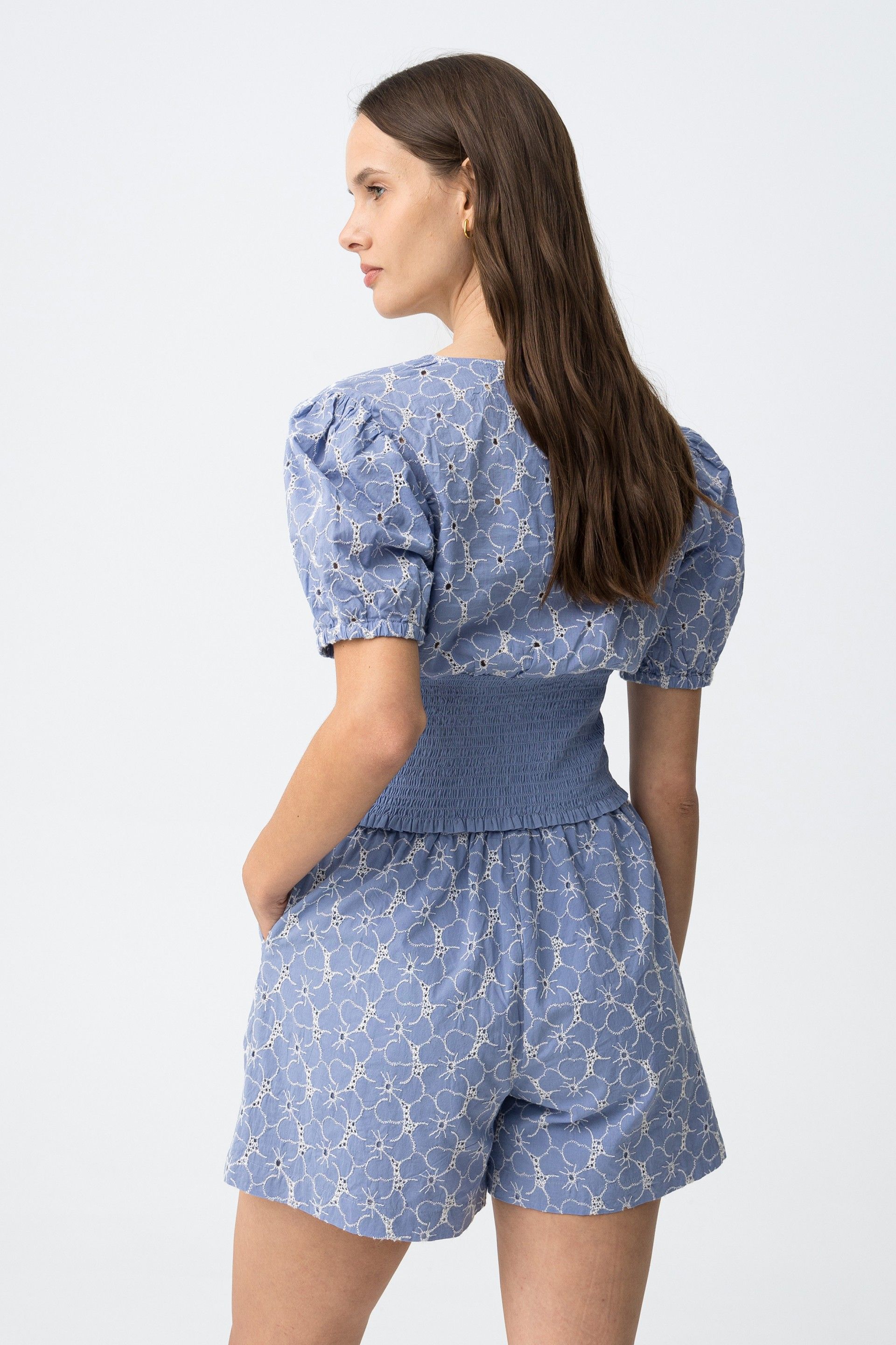 Top com detalhes florais