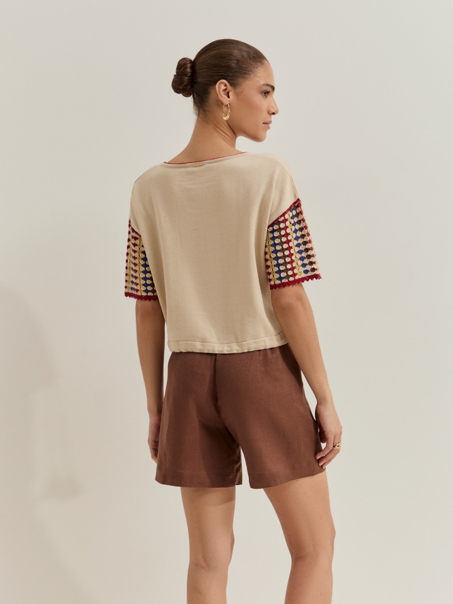 T-shirt com mangas tricotadas