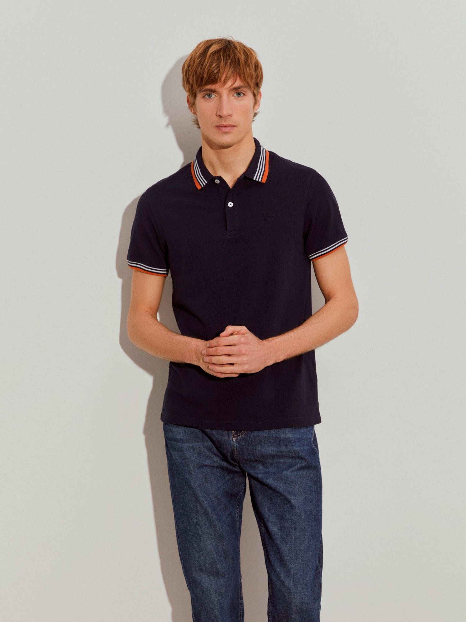 24456 - Polo_Piqué_Slim_Fit_com_Riscas