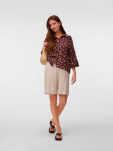 Camisa solta com bolinhas