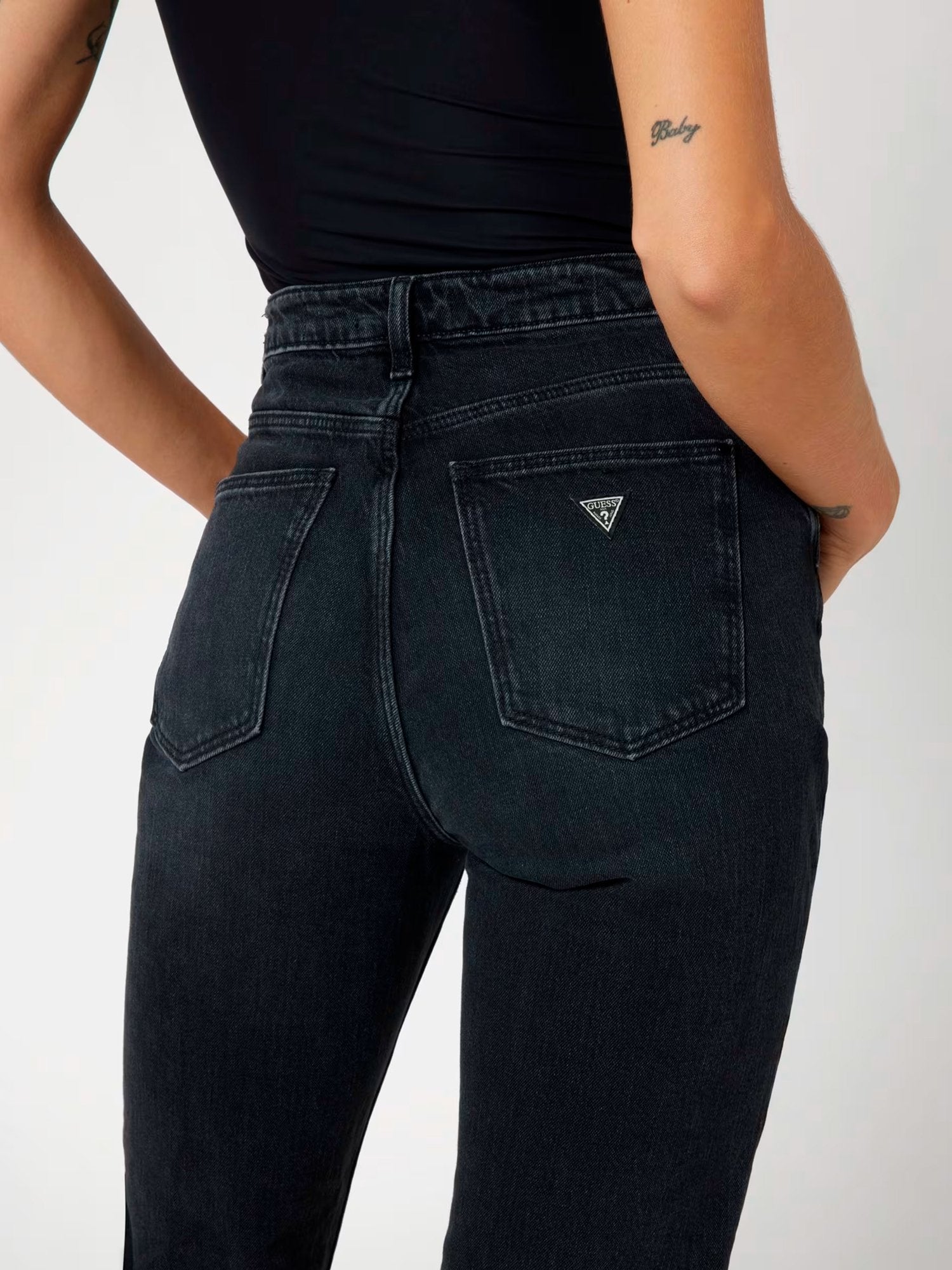 28359 - Calça_Mom_Mulher_Guess