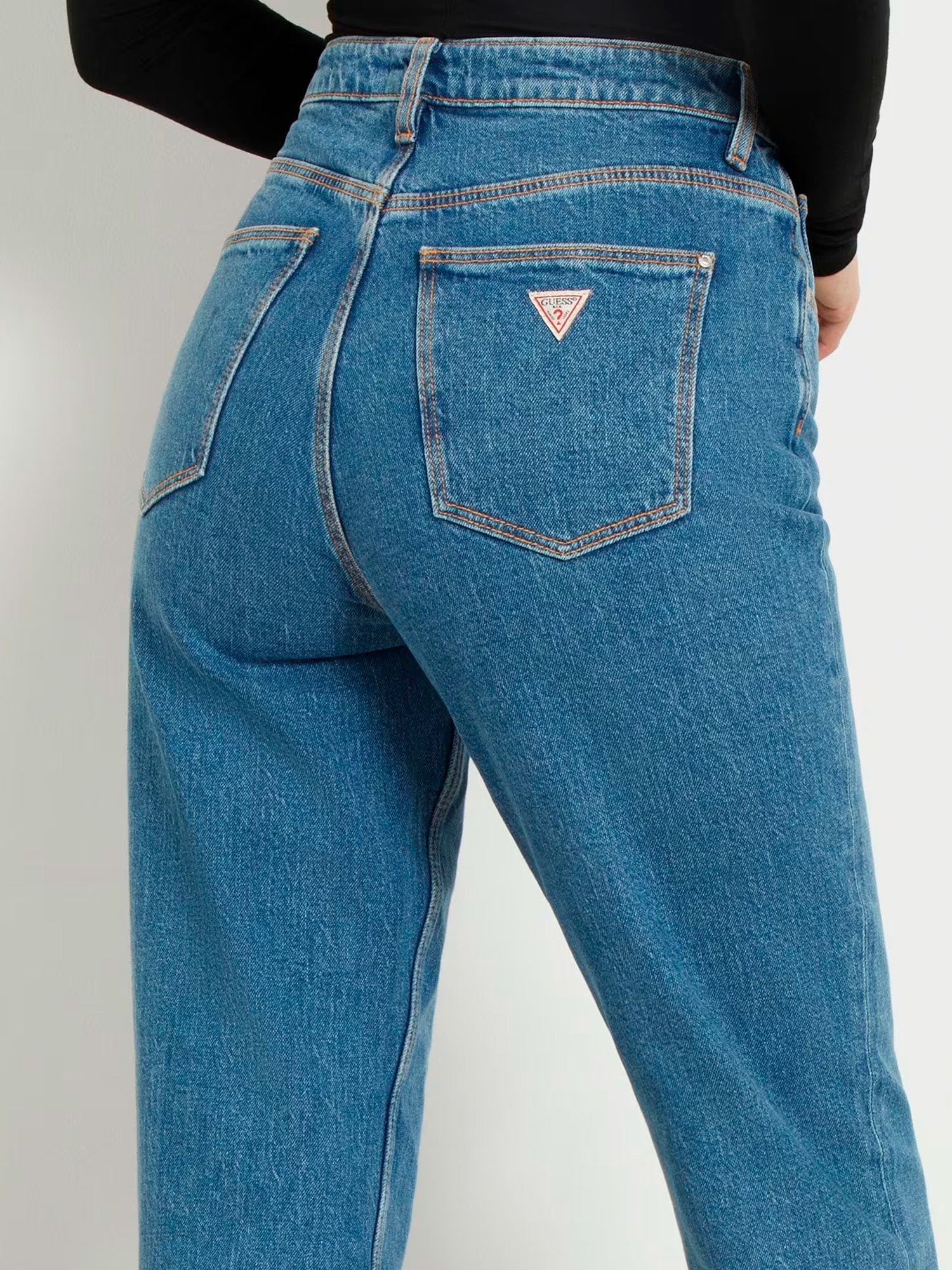 28357 - Calça_Mom_Mulher_Guess